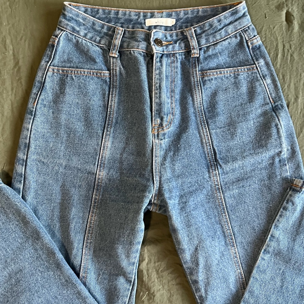 High-waisted 90s denim